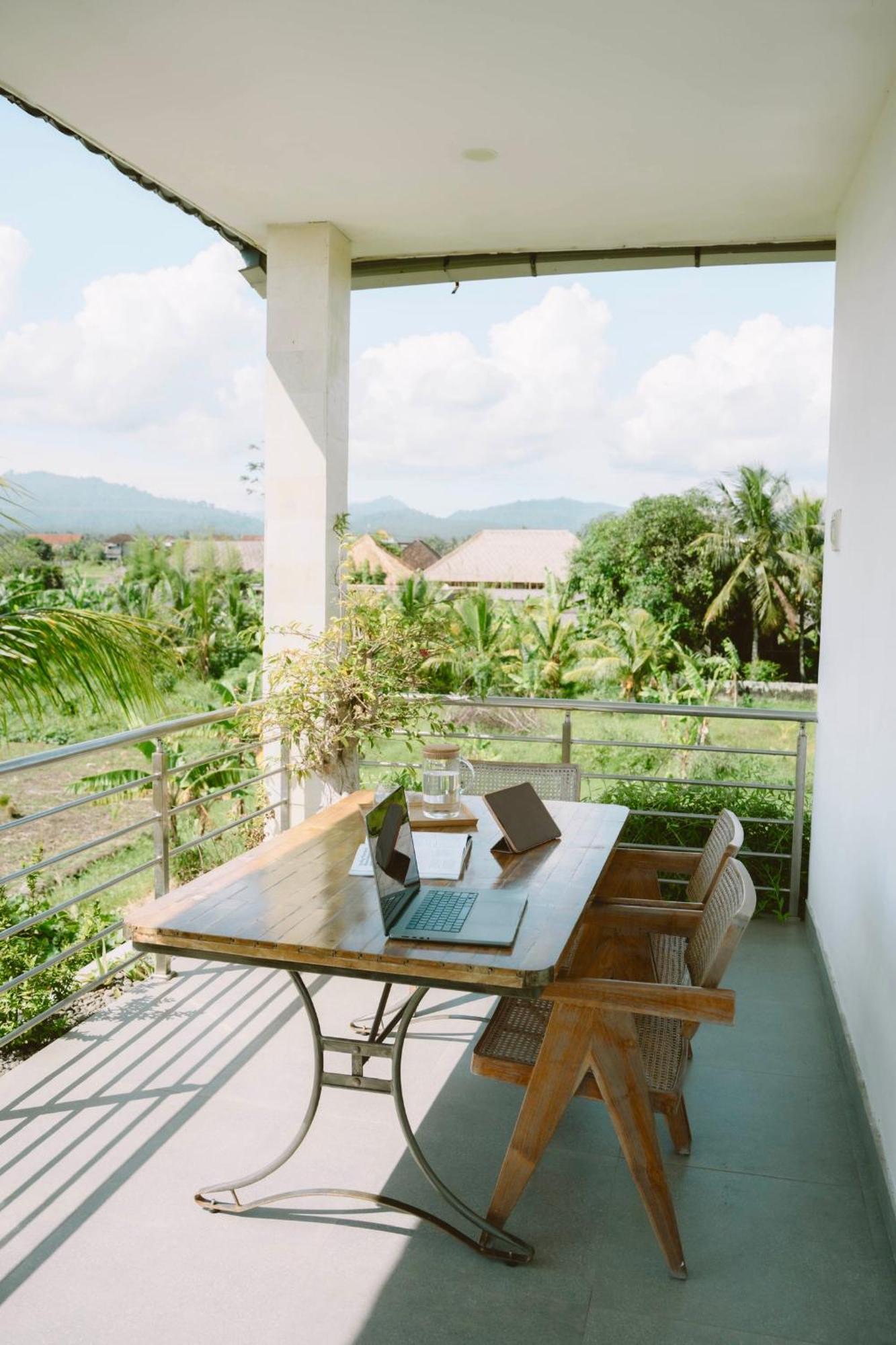Three Palms Surf & Stay Medewi Airsatang Екстериор снимка